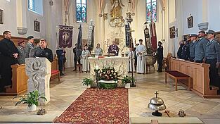 Mit einem Gottesdienst und dem Niederlegen eines Kranzes am Kriegerdenkmal hat die Krieger- und Soldatenkameradschaft Sandelzhausen den Kriegerjahrtag begangen. Mit einem Gottesdienst und dem Niederlegen eines Kranzes am Kriegerdenkmal hat die Krieger- und Soldatenkameradschaft Sandelzhausen den Kriegerjahrtag begangen.