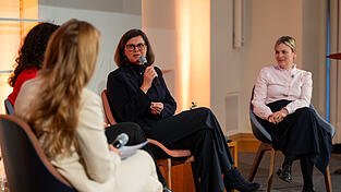 Landtagspr&auml;sidentin Ilse Aigner (M.) diskutierte mit Gr&uuml;nen-Landtagsfraktionschefin Katharina Schulze (r.), Moderatorin Caro Matzko und der Anzinger B&uuml;rgermeisterin Kathrin Alte.