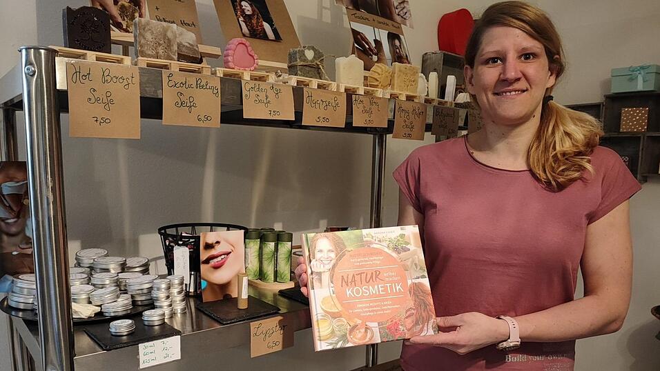 Ramona Luger mit dem von ihr verfassten Naturkosmetik-Buch.