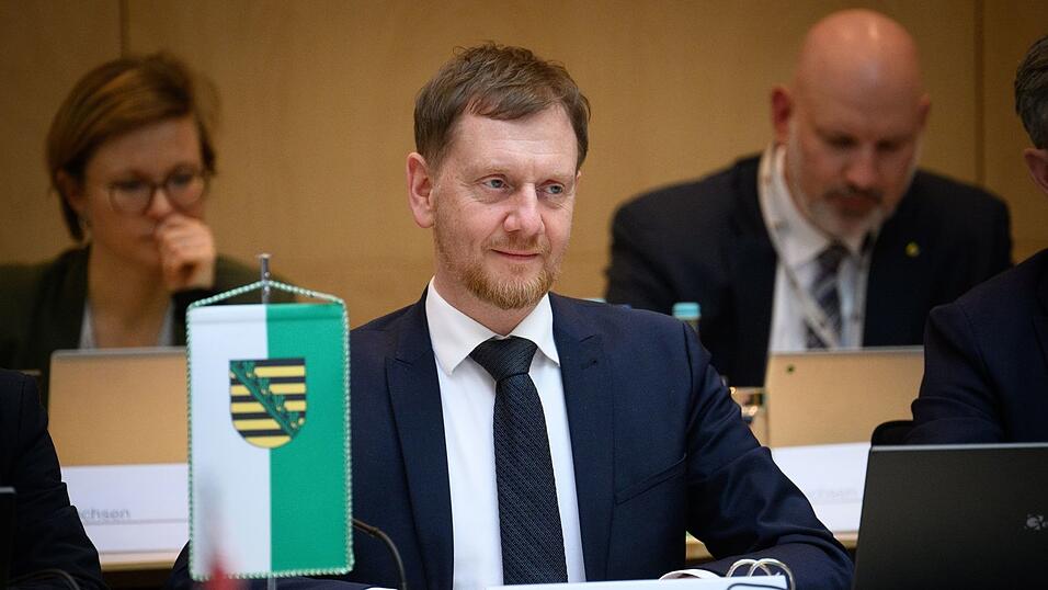 Sachsens Ministerpräsident Michael Kretschmer (CDU), hier im Bundesrat, droht mit Nein in der Länderkammer bei Rente und Pflege. (Archivbild) Sachsens Ministerpräsident Michael Kretschmer (CDU), hier im Bundesrat, droht mit Nein in der Länderkammer bei Rente und Pflege. (Archivbild)