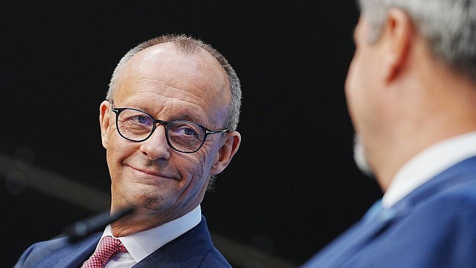 CDU-Chef Friedrich Merz (l). hat sich als gemeinsamer Kanzlerkandidaten von CDU und CSU durchsegesetzt. Seine Beliebtheistwerte bei den Wählern sicnd gering. CDU-Chef Friedrich Merz (l). hat sich als gemeinsamer Kanzlerkandidaten von CDU und CSU durchsegesetzt. Seine Beliebtheistwerte bei den Wählern sicnd gering.