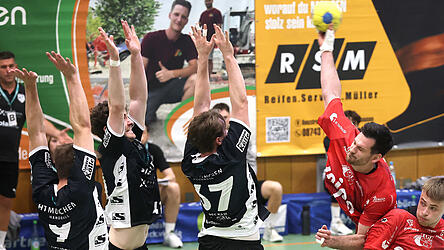 Einer mit eisernem Willen: Tobi Gretsch (am Ball) markierte das 1:0, machte sp&auml;ter mit dem 32:26 den Deckel drauf und packte obendrein auch noch in der Abwehr &uuml;beraus beherzt an.