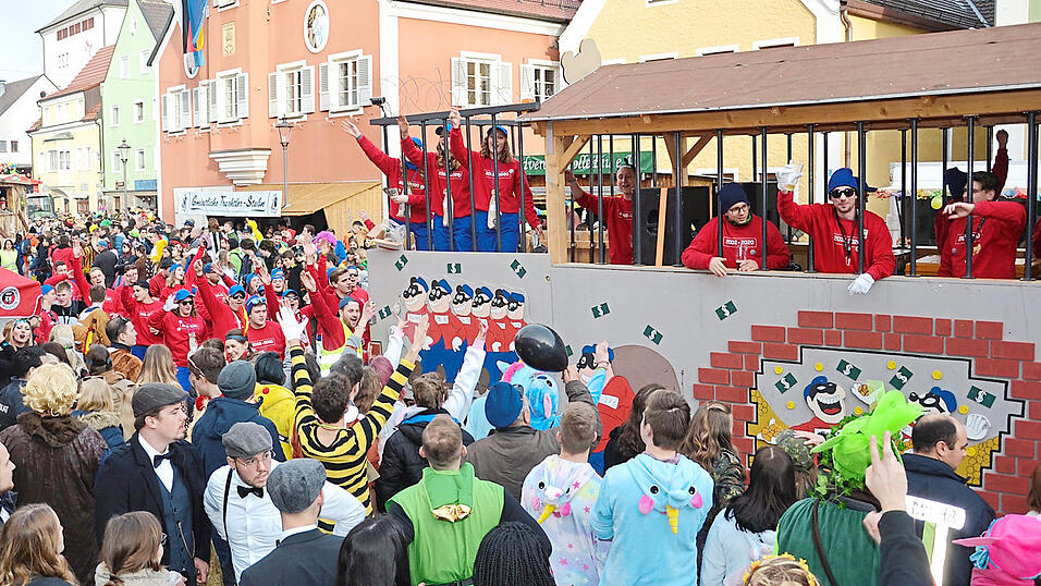 Die Faschingswägen werden sich am Ende des Zuges noch durch den engen Mainburger Marktplatz schlängeln, wo im Anschluss wieder eine große Party über die Bühne gehen wird. Die Faschingswägen werden sich am Ende des Zuges noch durch den engen Mainburger Marktplatz schlängeln, wo im Anschluss wieder eine große Party über die Bühne gehen wird.