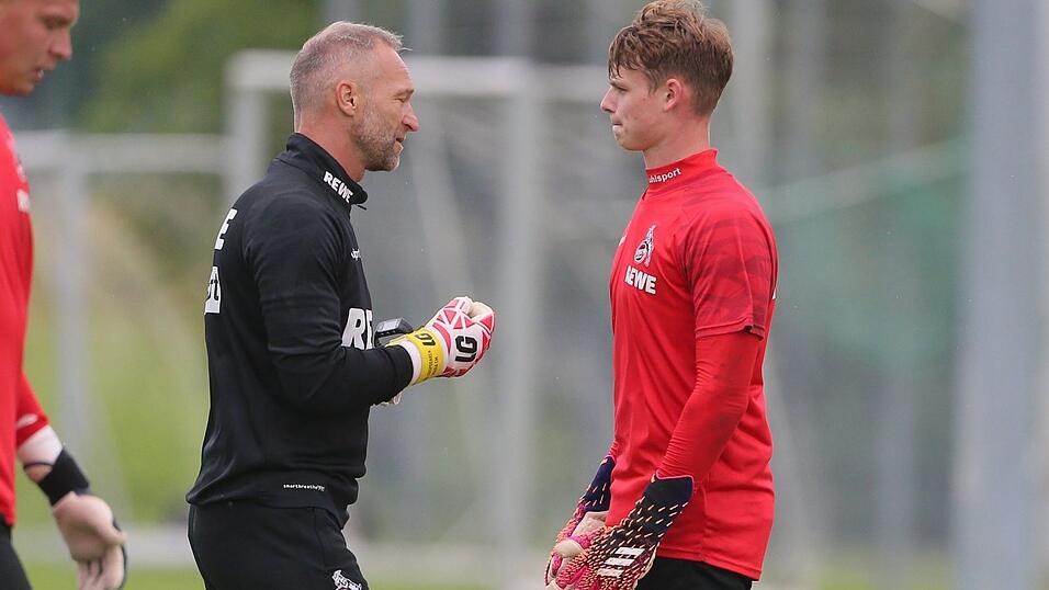 Uwe Gospodarek (l.), damals noch als Torwarttrainer beim 1. FC K&ouml;ln, im Jahr 2021 mit Jonas Urbig, dessen Wechsel zum FC Bayern nun feststeht.