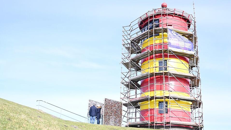 F&uuml;r den Neuanstrich ist der Pilsumer Leuchtturm einger&uuml;stet.
