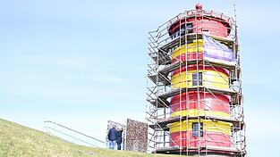 F&uuml;r den Neuanstrich ist der Pilsumer Leuchtturm einger&uuml;stet.