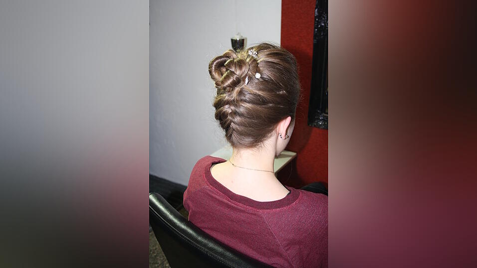 Das brauchst du:zwei Haargummis, Stielkamm, Haarnadeln(fotos: Julia Gabauer)'Das hab ich schon oft versucht, aber es hat nie geklappt', sagt Elisabeth über diese besondere Flechtweise. Friseurin Sabine Hofmann zeigt ihr, wie es am einfachsten geht. Das brauchst du:zwei Haargummis, Stielkamm, Haarnadeln(fotos: Julia Gabauer)'Das hab ich schon oft versucht, aber es hat nie geklappt', sagt Elisabeth über diese besondere Flechtweise. Friseurin Sabine Hofmann zeigt ihr, wie es am einfachsten geht.