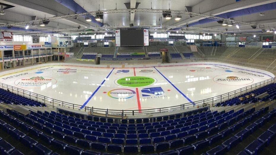 Es sieht schon wieder nach Eishockey aus im Eisstadion am Pulverturm. Nur bez&uuml;glich der Banden gab es Ver&auml;rgerung.