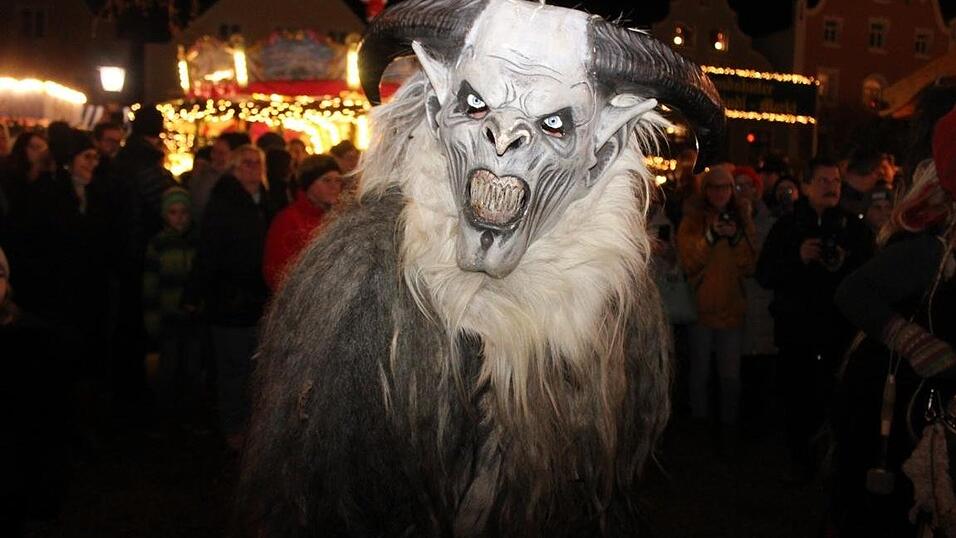 Die Perchtengruppe 'Frisinger Fratz'n' trat am Mittwochabend auf dem Landshuter Christkindlmarkt auf. Die Perchtengruppe 'Frisinger Fratz'n' trat am Mittwochabend auf dem Landshuter Christkindlmarkt auf.
