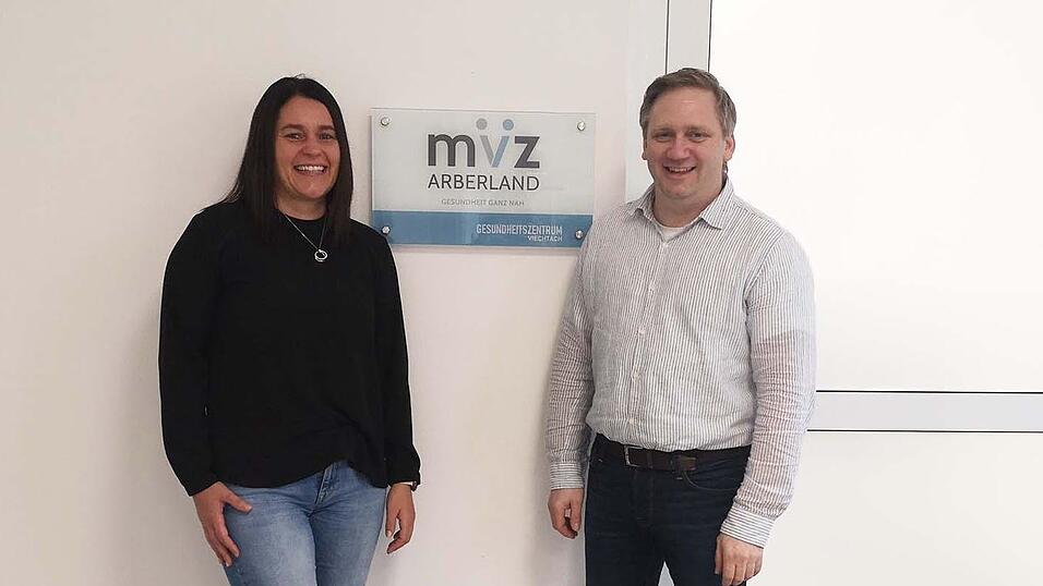 Die Assistentin der Geschäftsführung Yvonne Klingl und Geschäftsführer An-dreas Probst im MVZ Arberland Viechtach Die Assistentin der Geschäftsführung Yvonne Klingl und Geschäftsführer An-dreas Probst im MVZ Arberland Viechtach