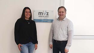 Die Assistentin der Gesch&auml;ftsf&uuml;hrung Yvonne Klingl und Gesch&auml;ftsf&uuml;hrer An-dreas Probst im MVZ Arberland Viechtach