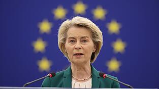 Die Pr&auml;sidentin der Europ&auml;ischen Kommission, Ursula von der Leyen, will zun&auml;chst nicht mit Gegenz&ouml;llen auf die Zollank&uuml;digung des US-Pr&auml;sidenten reagieren.