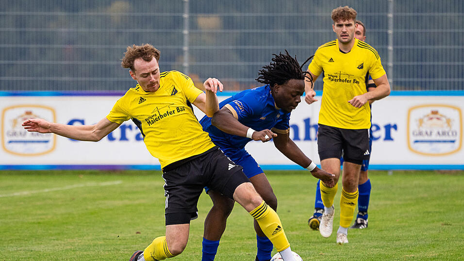 Zwar bot das Derby zwischen Simbach und Falkenberg keine fußballerische Leckerbissen, doch die Reichl/Ritzinger-Elf (in gelb) erkämpfte sich im Falkenhorst einen wichtigen Sieg. Zwar bot das Derby zwischen Simbach und Falkenberg keine fußballerische Leckerbissen, doch die Reichl/Ritzinger-Elf (in gelb) erkämpfte sich im Falkenhorst einen wichtigen Sieg.