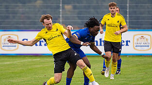 Zwar bot das Derby zwischen Simbach und Falkenberg keine fußballerische Leckerbissen, doch die Reichl/Ritzinger-Elf (in gelb) erkämpfte sich im Falkenhorst einen wichtigen Sieg.