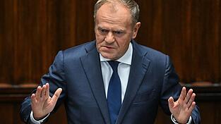 Polens Ministerpräsident Donald Tusk gab bekannt, dass eine Bahnstrecke durch Sabotage beschädigt wurde. (Archivbild) Polens Ministerpräsident Donald Tusk gab bekannt, dass eine Bahnstrecke durch Sabotage beschädigt wurde. (Archivbild)
