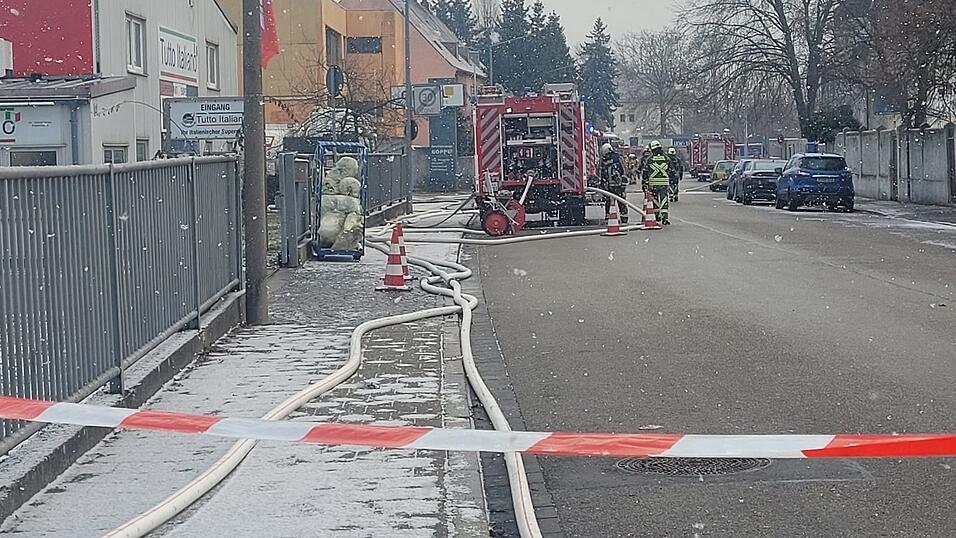 Die Feuerwehr rückte in Regensburg zu einer brennenden Halle aus. Die Feuerwehr rückte in Regensburg zu einer brennenden Halle aus.