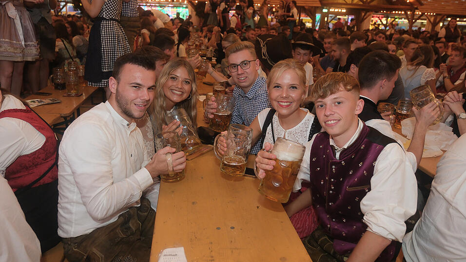 Die Partybilder vom Dienstag, 15. August 2023, aus dem Festzelt Nothaft. Die Partybilder vom Dienstag, 15. August 2023, aus dem Festzelt Nothaft.