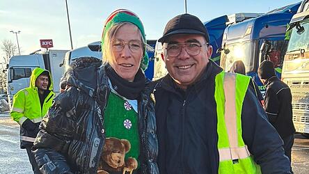 Cindy Schneppe bringt den Fahrern nicht nur Geschenke. Das Menschliche steht f&uuml;r sie im Vordergrund, wie sie sagt. Ein usbekischer Fahrer weinte vor Freude &uuml;ber die weihnachtliche &Uuml;berraschung.