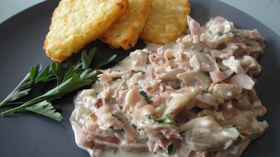 Zur feinen Austernpilz-Schinken-Pfanne schmecken Rösti.