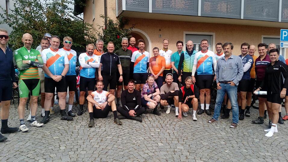 Die britischen Radler für einen guten Zweck zusammen mit Hans Hruschka (Sechster von rechts).