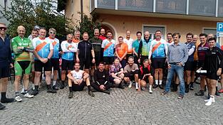 Die britischen Radler für einen guten Zweck zusammen mit Hans Hruschka (Sechster von rechts).