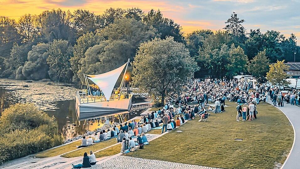 Einer von vielen stimmungsvollen Sommerabenden am Esper: Der Chor Lehra und Mehra zog im Juni Hunderte Zuhörer an die Terrassen vor der Flussbühne. Bürgermeisterin Alexandra Riedl und Eventmanager Sebastian Gabler ziehen ein äußerst positives Fazit der dritten Saison. Einer von vielen stimmungsvollen Sommerabenden am Esper: Der Chor Lehra und Mehra zog im Juni Hunderte Zuhörer an die Terrassen vor der Flussbühne. Bürgermeisterin Alexandra Riedl und Eventmanager Sebastian Gabler ziehen ein äußerst positives Fazit der dritten Saison.