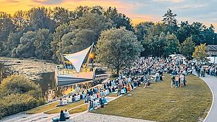 Einer von vielen stimmungsvollen Sommerabenden am Esper: Der Chor Lehra und Mehra zog im Juni Hunderte Zuhörer an die Terrassen vor der Flussbühne. Bürgermeisterin Alexandra Riedl und Eventmanager Sebastian Gabler ziehen ein äußerst positives Fazit der dritten Saison. Einer von vielen stimmungsvollen Sommerabenden am Esper: Der Chor Lehra und Mehra zog im Juni Hunderte Zuhörer an die Terrassen vor der Flussbühne. Bürgermeisterin Alexandra Riedl und Eventmanager Sebastian Gabler ziehen ein äußerst positives Fazit der dritten Saison.