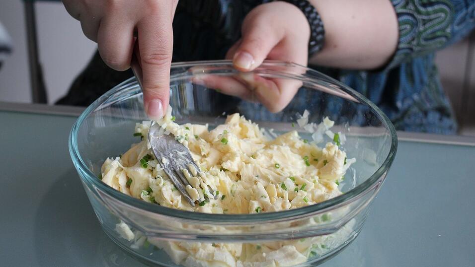 Den Käse mit einer Gabel zerdrücken die Zutaten vermengen. Den Käse mit einer Gabel zerdrücken die Zutaten vermengen.