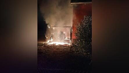 Beim Eintreffen der Feuerwehr steht der Anbau bereits in Flammen. Beim Eintreffen der Feuerwehr steht der Anbau bereits in Flammen.