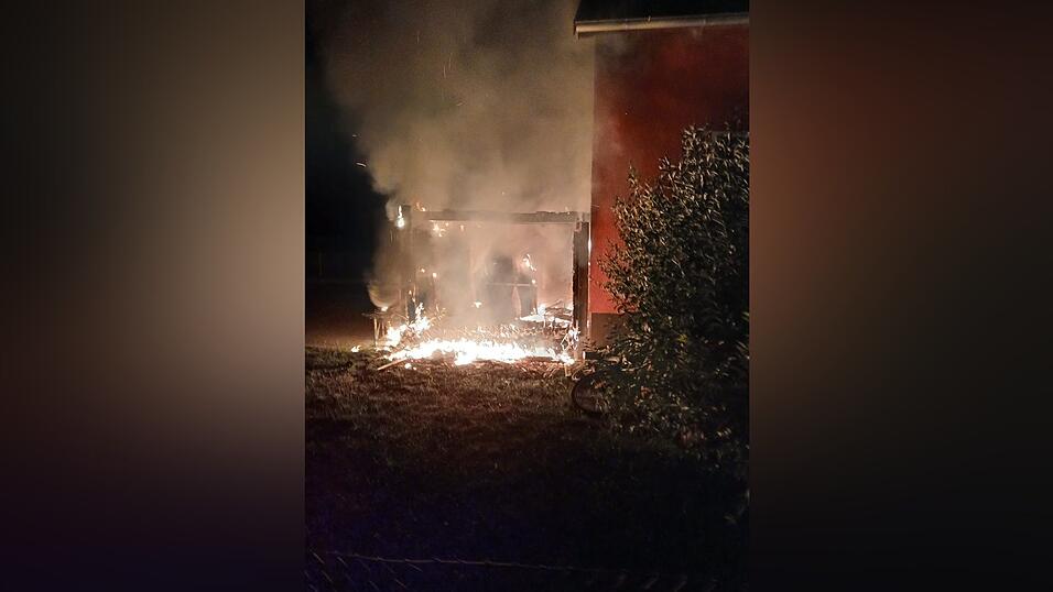 Beim Eintreffen der Feuerwehr steht der Anbau bereits in Flammen. Beim Eintreffen der Feuerwehr steht der Anbau bereits in Flammen.