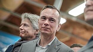 Der frühere SPD-Verteidigungspolitiker Johannes Arlt (M.) lobbyiert nun für den Drohnenhersteller Stark Defence (SKD SE).