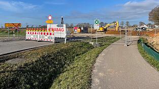 Ab sofort ist die Kiefenholzer Zufahrt beim Kreisverkehr f&uuml;r den gesamten Verkehr vollgesperrt. Tennet verlegt dort den S&uuml;d-Ost-Link.