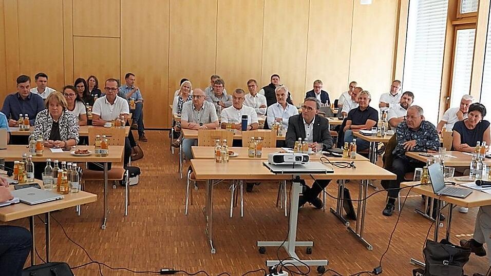 Die Verwaltungsratssitzung der Kreiskliniken Bogen-Mallersdorf bei der Vorstellung des Strukturgutachtens in Kirchroth Die Verwaltungsratssitzung der Kreiskliniken Bogen-Mallersdorf bei der Vorstellung des Strukturgutachtens in Kirchroth