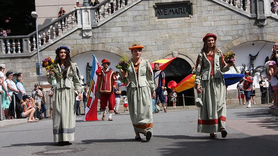 Die schönsten Augenblicke des historischen Drachenstich-Festzuges 2016. Die schönsten Augenblicke des historischen Drachenstich-Festzuges 2016.