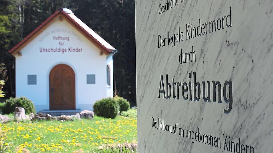 Frühlingsidylle bei Pösing: Die Anti-Abtreibungskapelle von Franz Graf brachte den Landkreis in den vergangenen Tagen deutschlandweit in die Schlagzeilen. Frühlingsidylle bei Pösing: Die Anti-Abtreibungskapelle von Franz Graf brachte den Landkreis in den vergangenen Tagen deutschlandweit in die Schlagzeilen.