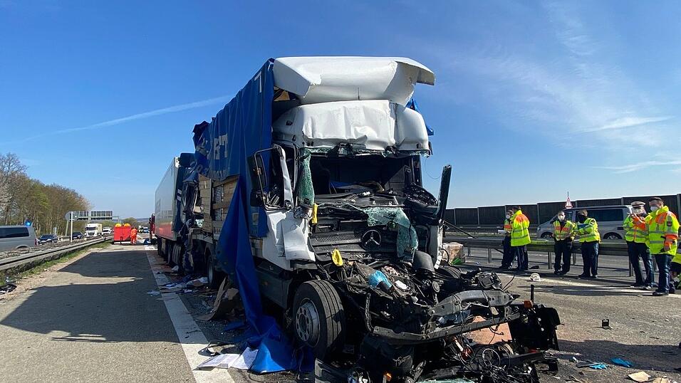 Drei Lkw knallten am Mittwochmorgen auf der Autobahn A3 zwischen Sinzing und Regensburg aufeinander. Zwei der Fahrer wurden dabei schwer verletzt.