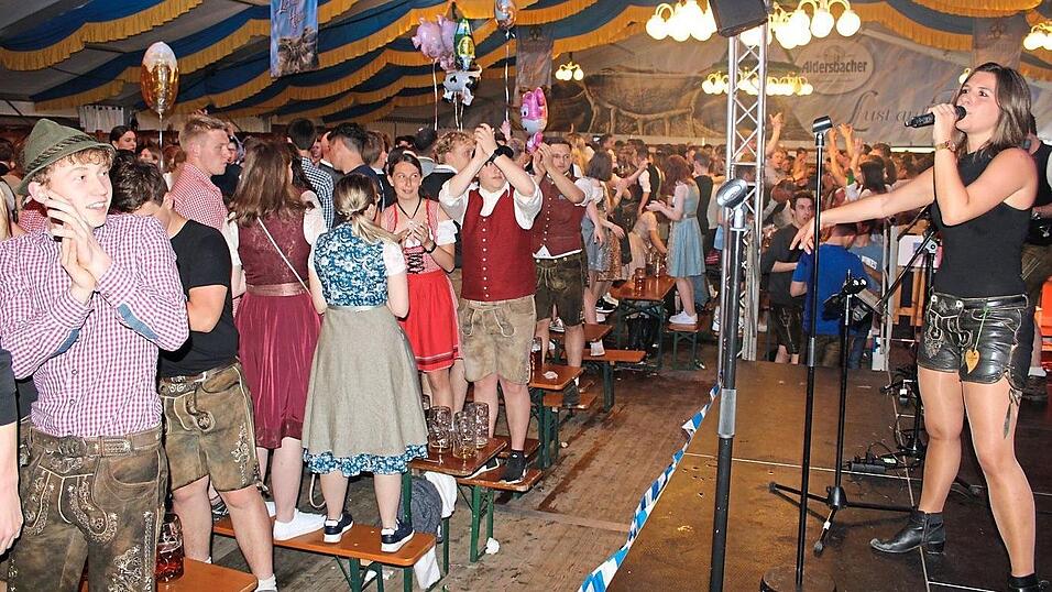 Zumeist haben die Chamer beim Frühlingsfest einfach nur friedlich gefeiert. Das sieht auch die Polizei so. Zumeist haben die Chamer beim Frühlingsfest einfach nur friedlich gefeiert. Das sieht auch die Polizei so.