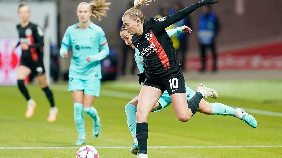 Die Fu&szlig;ballerinnen von Eintracht Frankfurt um Laura Freigang (vorne) spielen gegen den FC Bayern M&uuml;nchen im gro&szlig;en Stadion.