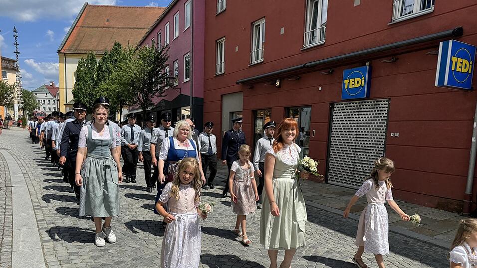 Ayrhofer Patenbraut Veronika Wagner mit ihrem Gefolge.