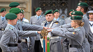 Die Bundeswehr brauche mehr Soldatinnen und Soldaten. Nur so könne Deutschland seine Verteidigungsfähigkeit „glaubwürdig stärken“, sagt der CDU-Verteidigungspolitiker Thomas Röwekamp.