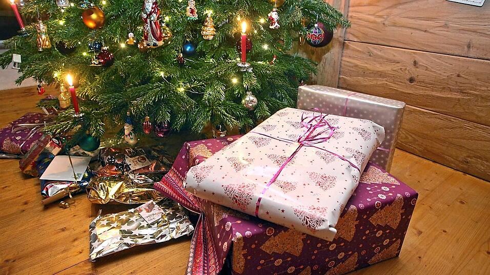 Von Wein&ouml;ffner bis Gelbwurst: Bei so manchem der befragten Politiker lag schon einmal Unliebsames unterm Christbaum.