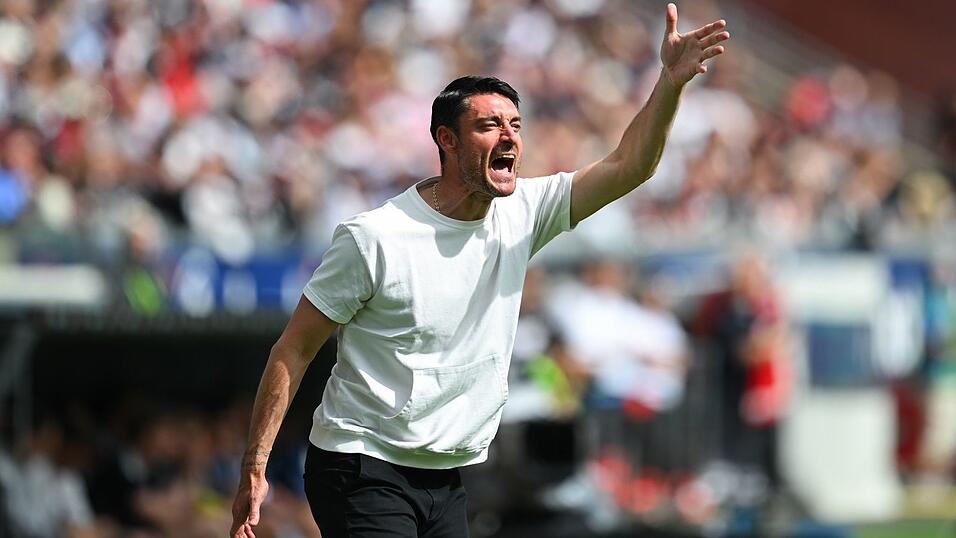 Noch am Tag vor dem Spiel holte Frankfurts Coach Albert Riera zu einer gro&szlig;en Medienschelte aus.