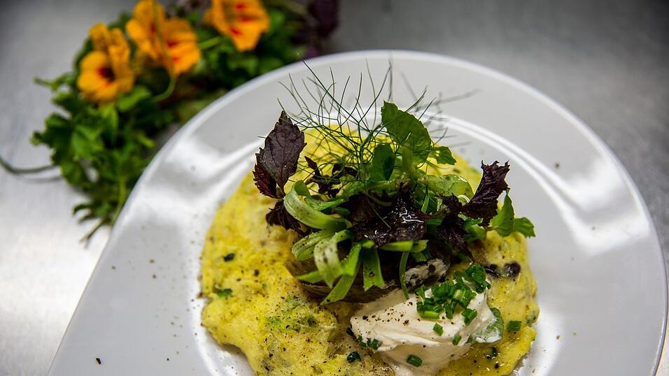 Das ist ein Wiener Knödel-Gröstl. Ein wunderbar erdiges und bodenständiges Gericht.