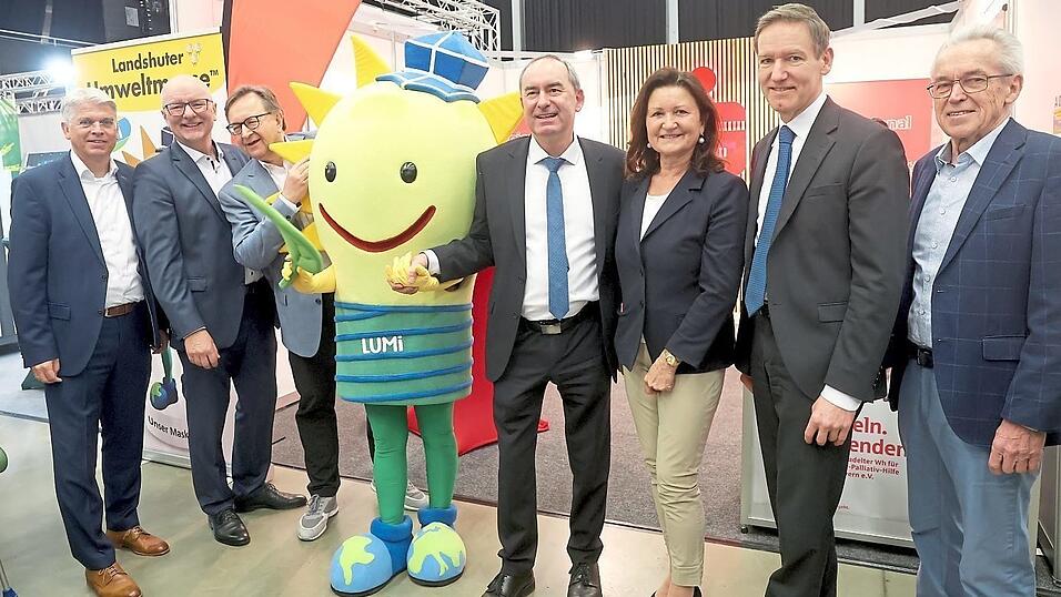 Umweltmesse-Macher Rudolf Schnur (Dritter von links) mit Eröffnungs-Ehrengästen und dem neuen Messe-Maskottchen 'LUMi' Umweltmesse-Macher Rudolf Schnur (Dritter von links) mit Eröffnungs-Ehrengästen und dem neuen Messe-Maskottchen 'LUMi'