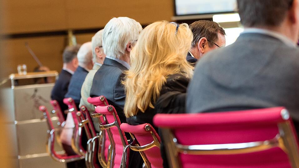 Daheim seitenweise Dokumente studieren und nach Feierabend in Ratssitzungen diskutieren (wie im Symbolbild) - das leisten ehrenamtliche Kommunalpolitiker in ganz Deutschland. Und sie erleben - immer h&auml;ufiger, sagt Adlkofens B&uuml;rgermeisterin Rosa-Maria Maurer - Anfeindungen. Maurers Gemeinderat spricht sich nun in einer Resolution dagegen aus.