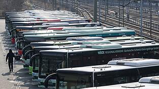 Erneut bleiben Busse und Bahnen wegen eines Warnstreiks in vielen Bundesländern in den Depots. (Archivbild) Erneut bleiben Busse und Bahnen wegen eines Warnstreiks in vielen Bundesländern in den Depots. (Archivbild)