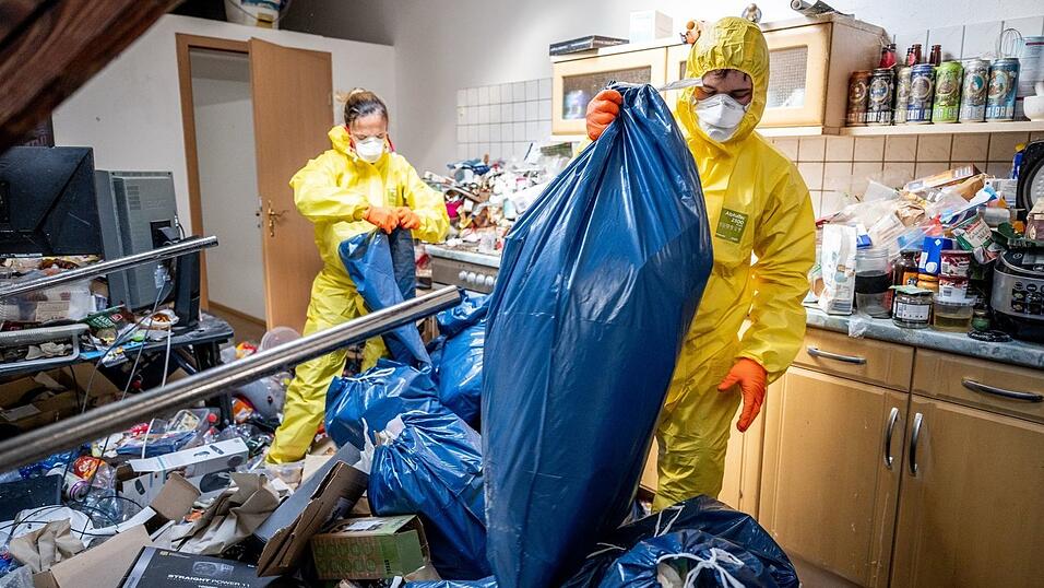 Unz&auml;hlige M&uuml;lls&auml;cke sind zu packen, bis die Wohnung ger&auml;umt ist.