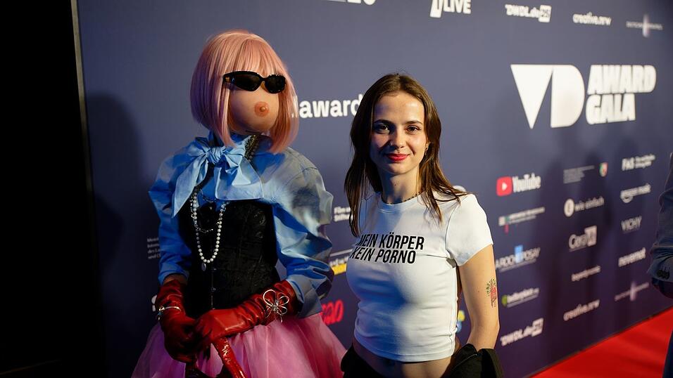Aktivistin Theresia Crone protestiert mit der Aufschrift «Mein Körper, kein Porno» gegen digitale Gewalt. Aktivistin Theresia Crone protestiert mit der Aufschrift «Mein Körper, kein Porno» gegen digitale Gewalt.