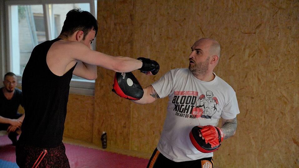 Sinnloses Prügeln? Beim Kampfsport MMA kommt es auch auf die Technik und die geistige und körperliche Fitness an. Sinnloses Prügeln? Beim Kampfsport MMA kommt es auch auf die Technik und die geistige und körperliche Fitness an.