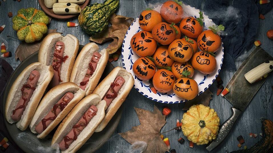 Diese Mandarinen haben sich als Kürbisse verkleidet. Und bei den Hotdogs muss man schon einmal genauer hinschauen, was wirklich drin ist.